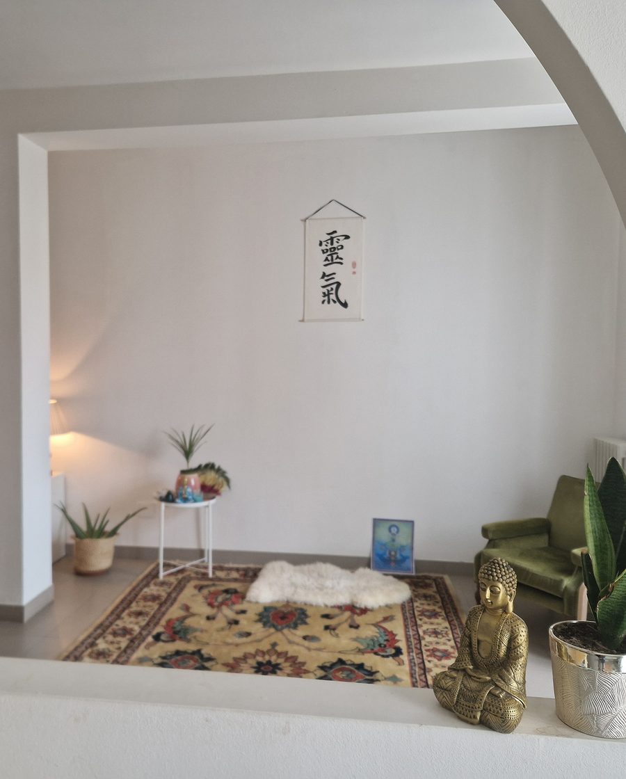 La sala pratica del centro, con tappeto, kanji e arco decorativo