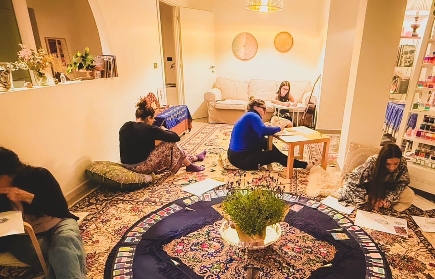La sala pratica del centro, con tappeto, kanji e arco decorativo