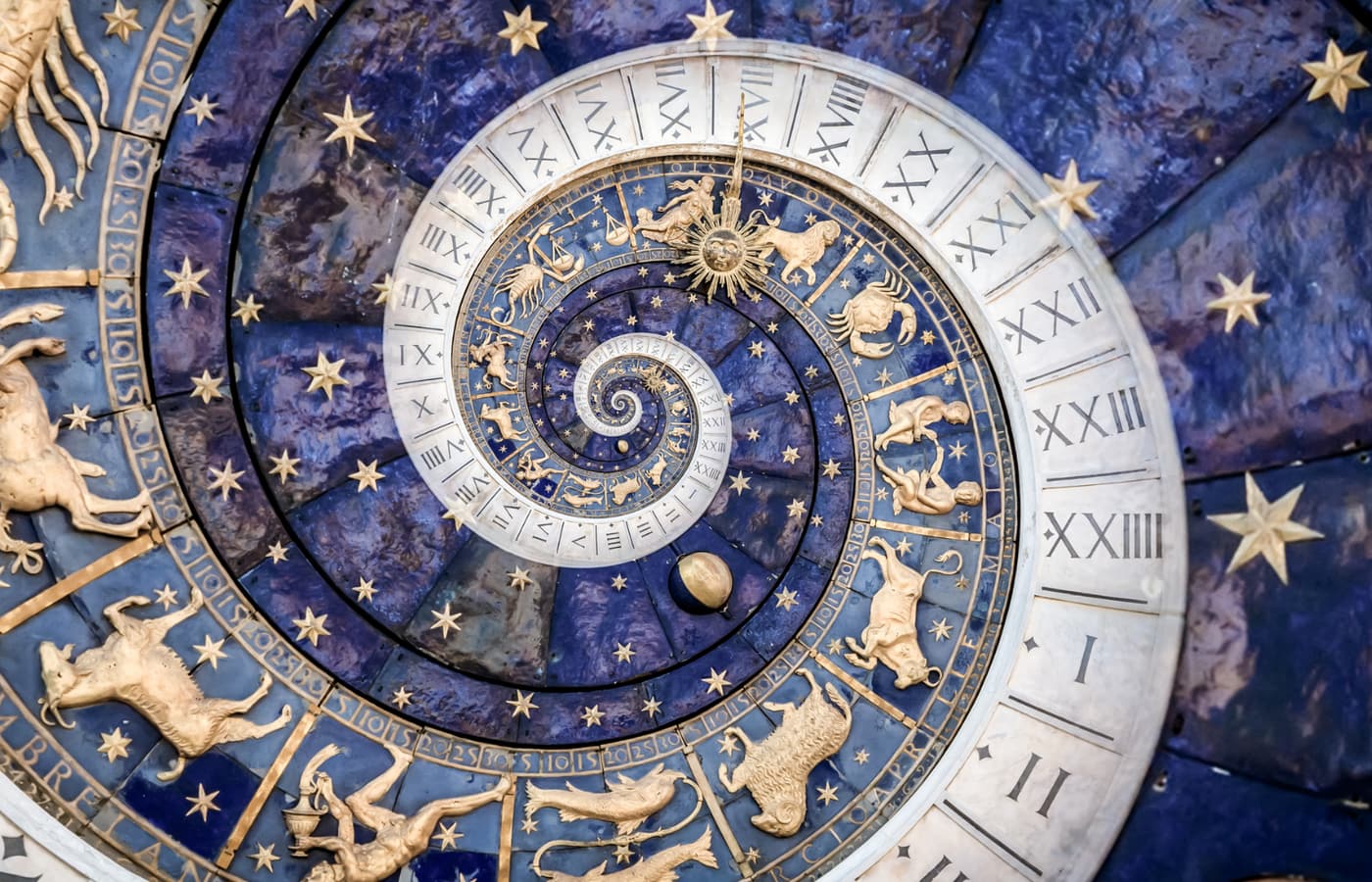 Il libro «Astrologia Archetipica» appoggiato su un tema natale stampato