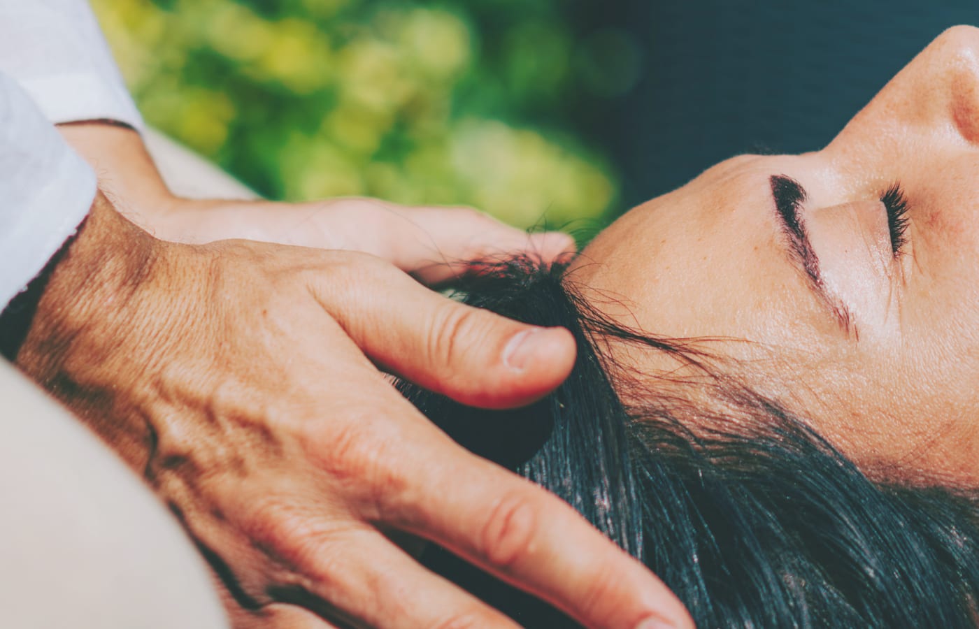 Le mani della praticante durante un trattamento Reiki
