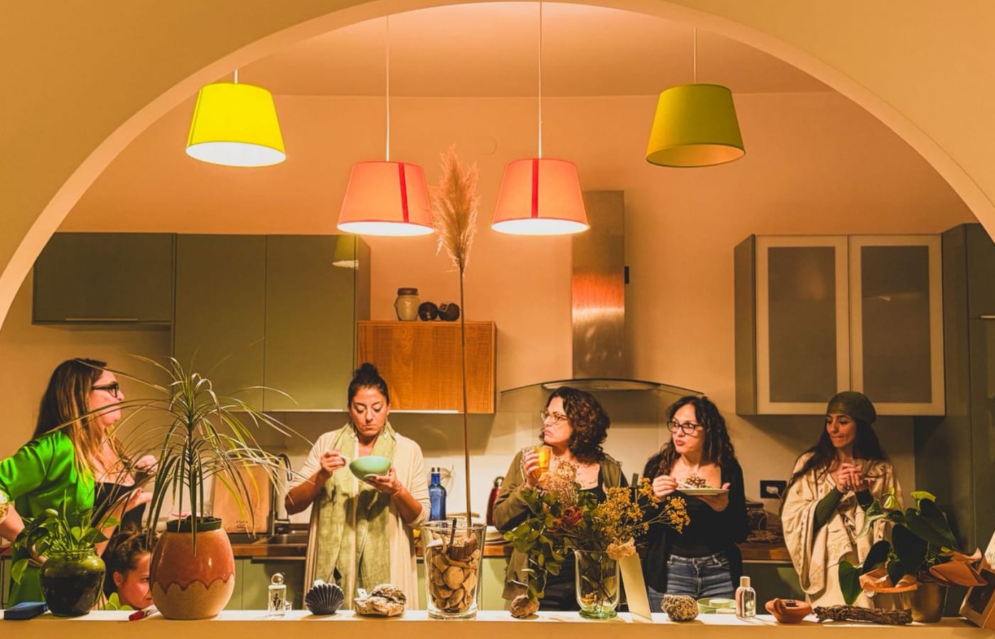 La sala pratica del centro, con tappeto, kanji e arco decorativo
