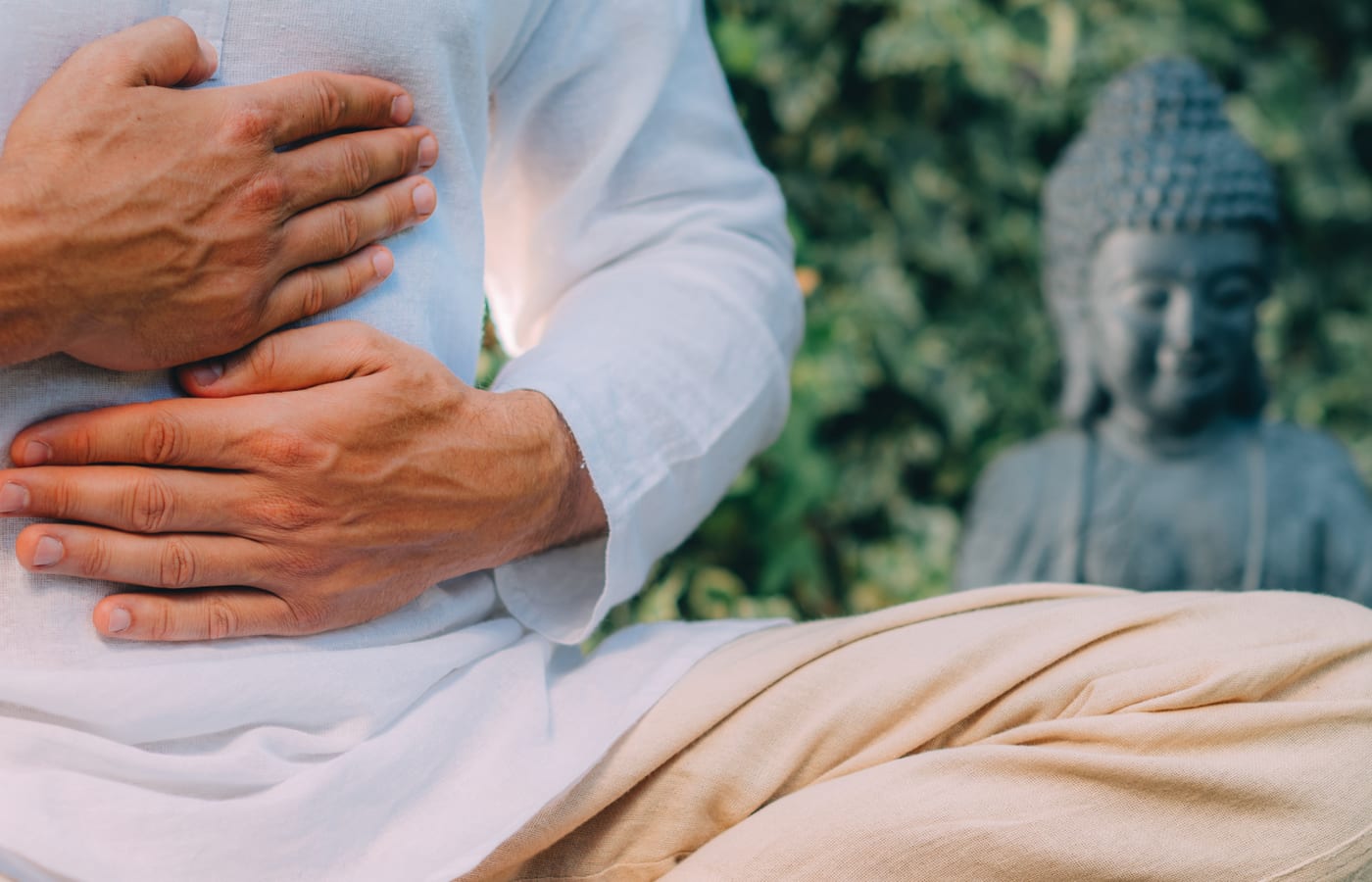 Le mani della praticante durante un trattamento Reiki