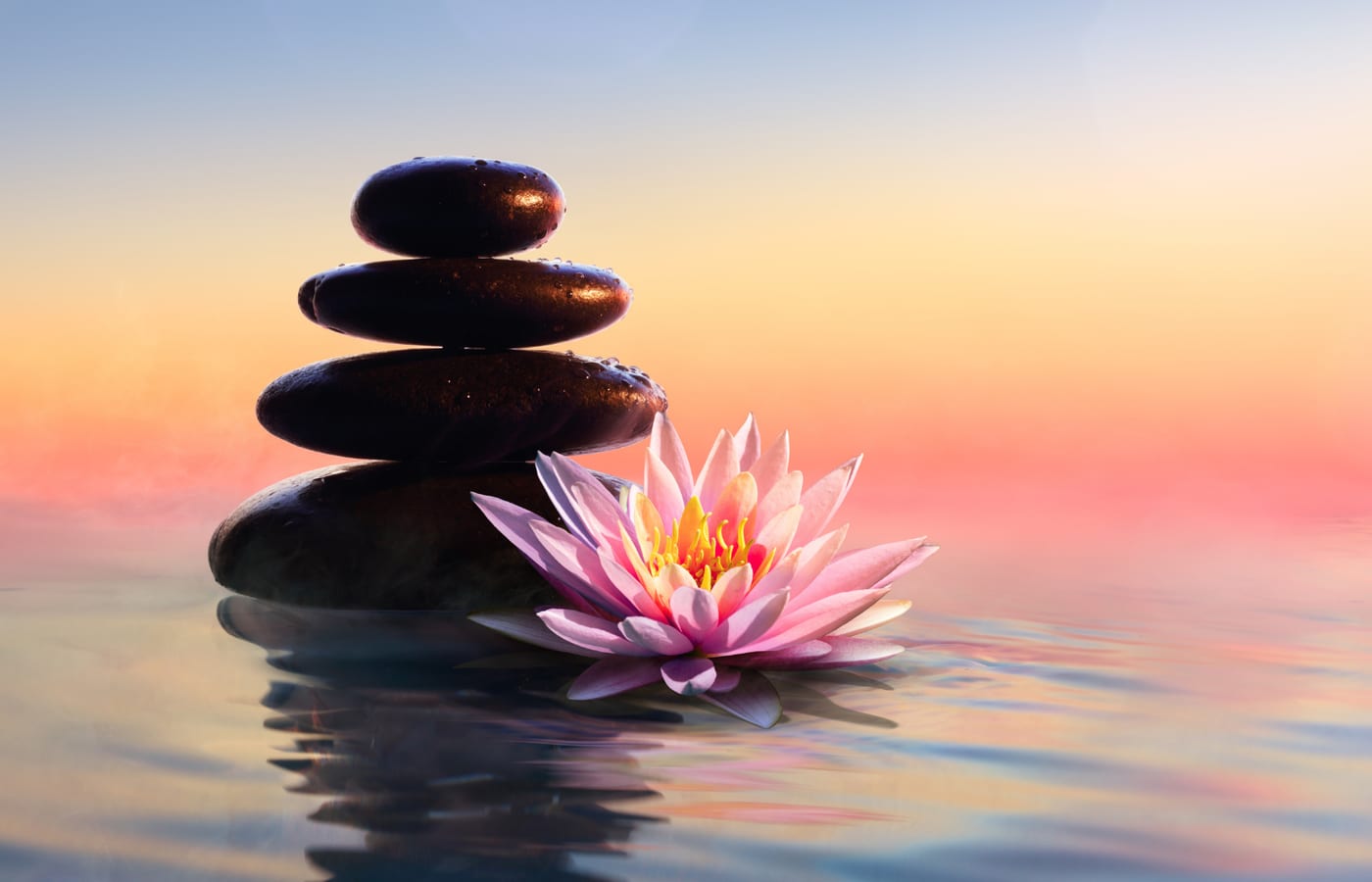 Le mani della praticante durante un trattamento Reiki