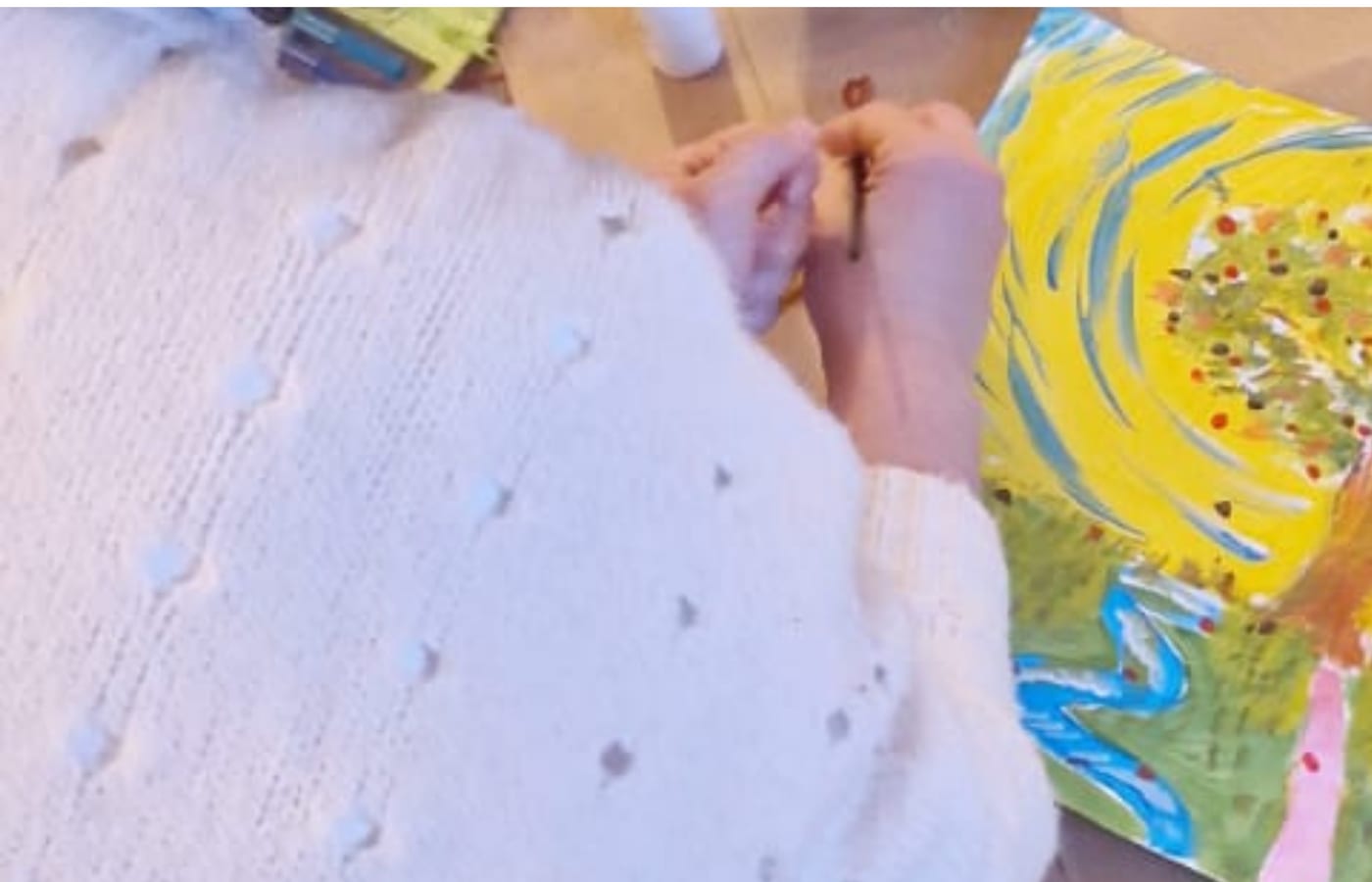 Le mani della praticante durante un trattamento Reiki